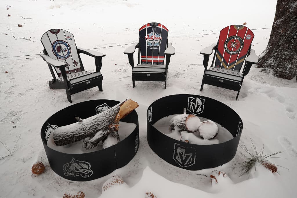 El duelo se llevó a cabo en el lago Tahoe, al aire libre y sin público. Ambos conjuntos son serios candidatos para levantar la Stanley Cup. “Es algo que tienes que ver para creer. Las fotos, por muy bonitas que sean, no representan lo que es de verdad. Es inspirador cuando sales y ves la montaña y el lago. Lo único que nos hace falta son los aficionados”, declaró DeBoer, entrenador de Vegas Golden Knights.