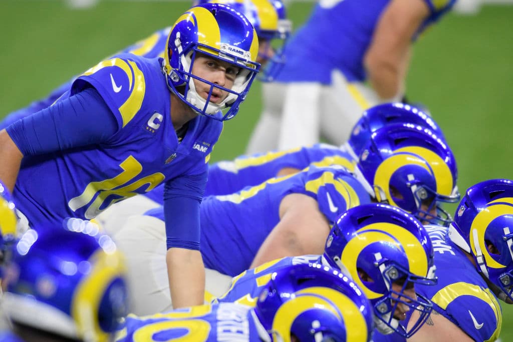 Aaron Donald controla de principio a fin a Cam Newton en la victoria 3-24 sobre los New England Patriots.