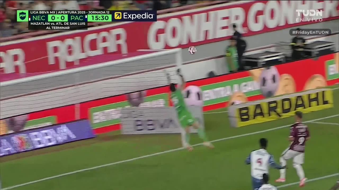 ¡Poste! Tremendo cañonazo de Rosero se estrella en el metal y Pachuca se salva