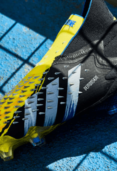La bota de fútbol Adidas iPredator Freak + pasa a manos de X-Men's Wolverine.