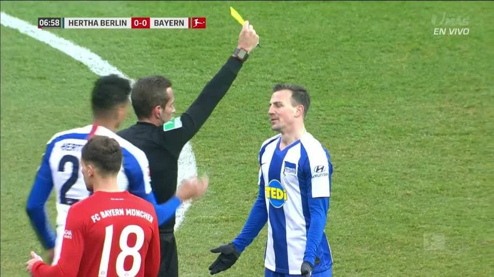 Tarjeta amarilla. El árbitro amonesta a Vladimír Darida de Hertha BSC
