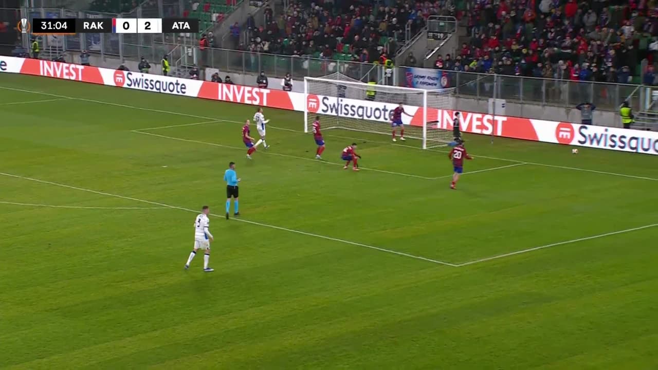 ¡CERCA! Luis Muriel disparó que se estrella en el poste.