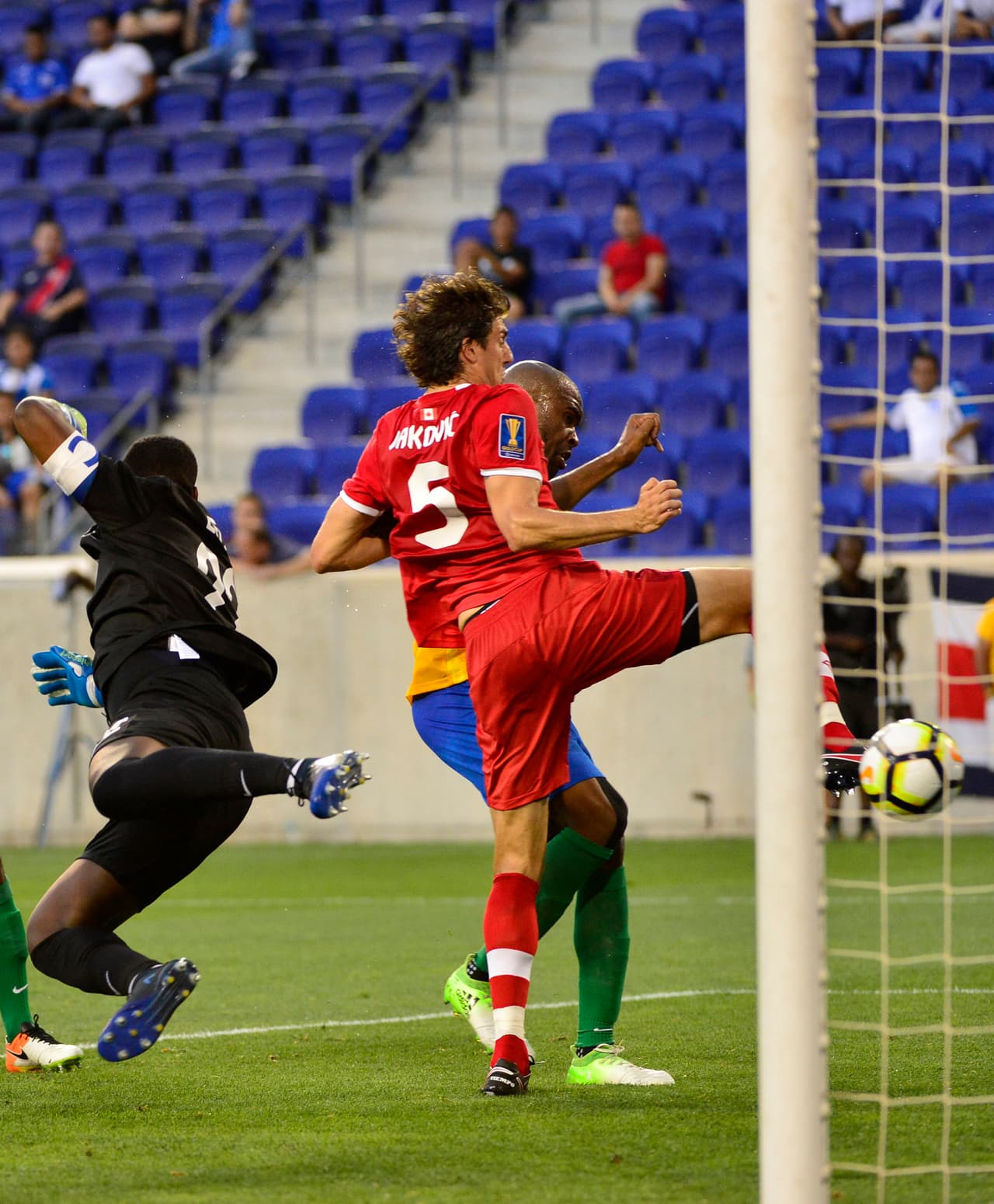 Sin embargo, solo hasta el minuto 28 llegó la apertura del marcador por intermedio de Dejan Jakovic, tras una mala salida del portero Donovan León.