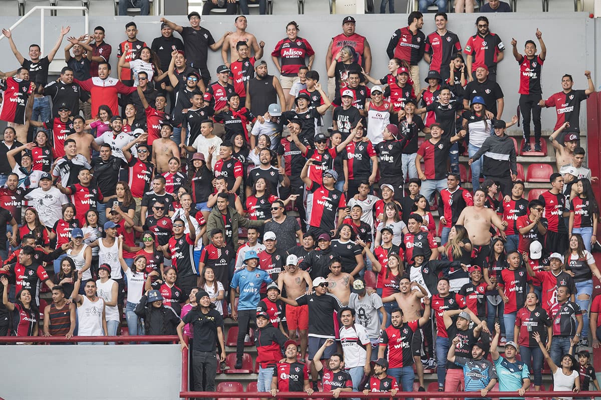 Los fanáticos de Atlas celebran el gol del empate definitivo, que los mantiene en la parte baja de la tabla de posiciones.