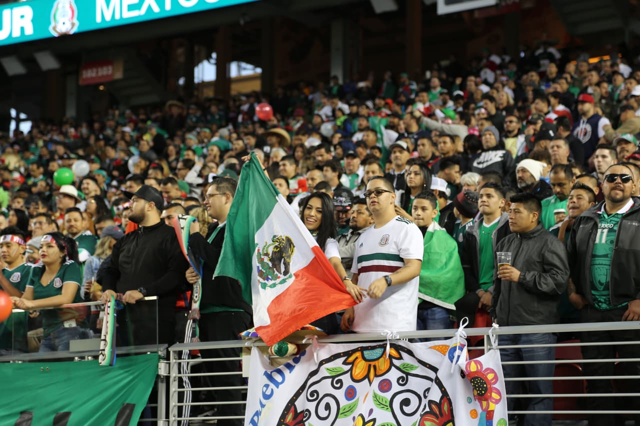 Seguimiento gráfico de los trabajos en cancha de los jugadores, las características del escenario y hasta la alegría de los asistentes en el Levi's Stadium en el partido de México contra Islandia.