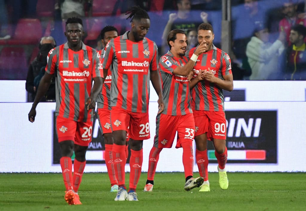 Napoli, con goles de Matteo Politano y Gio Simeone, le ganó al Cremonese 2-1 y es único líder de la Serie A.