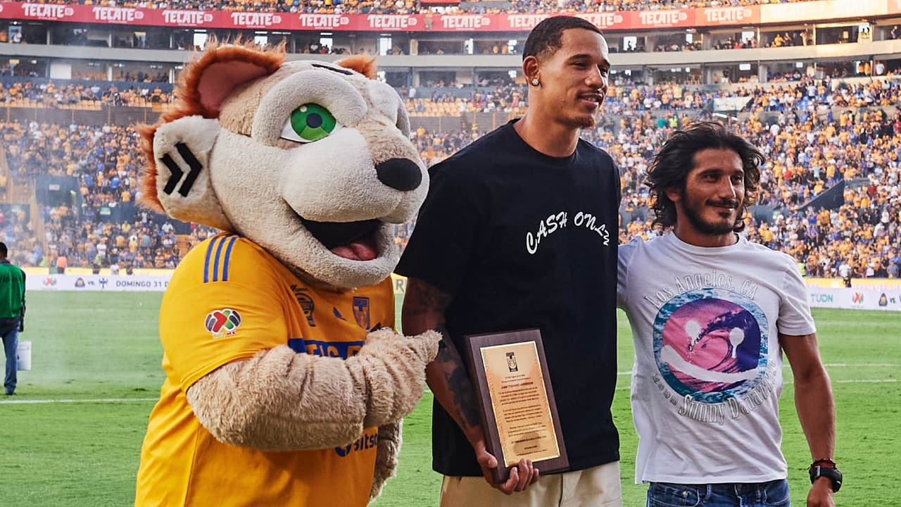 Tigres rinde homenaje a Juan Toscano, de los Lakers