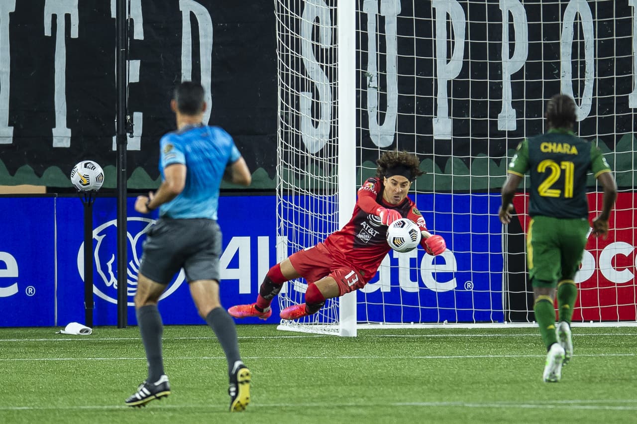 Al 79’, Memo Ochoa se quedó con un peligroso disparo cruzado de volea de Dairon Asprilla.