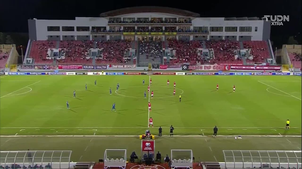 Arranca el partido y la pelota está en juego.