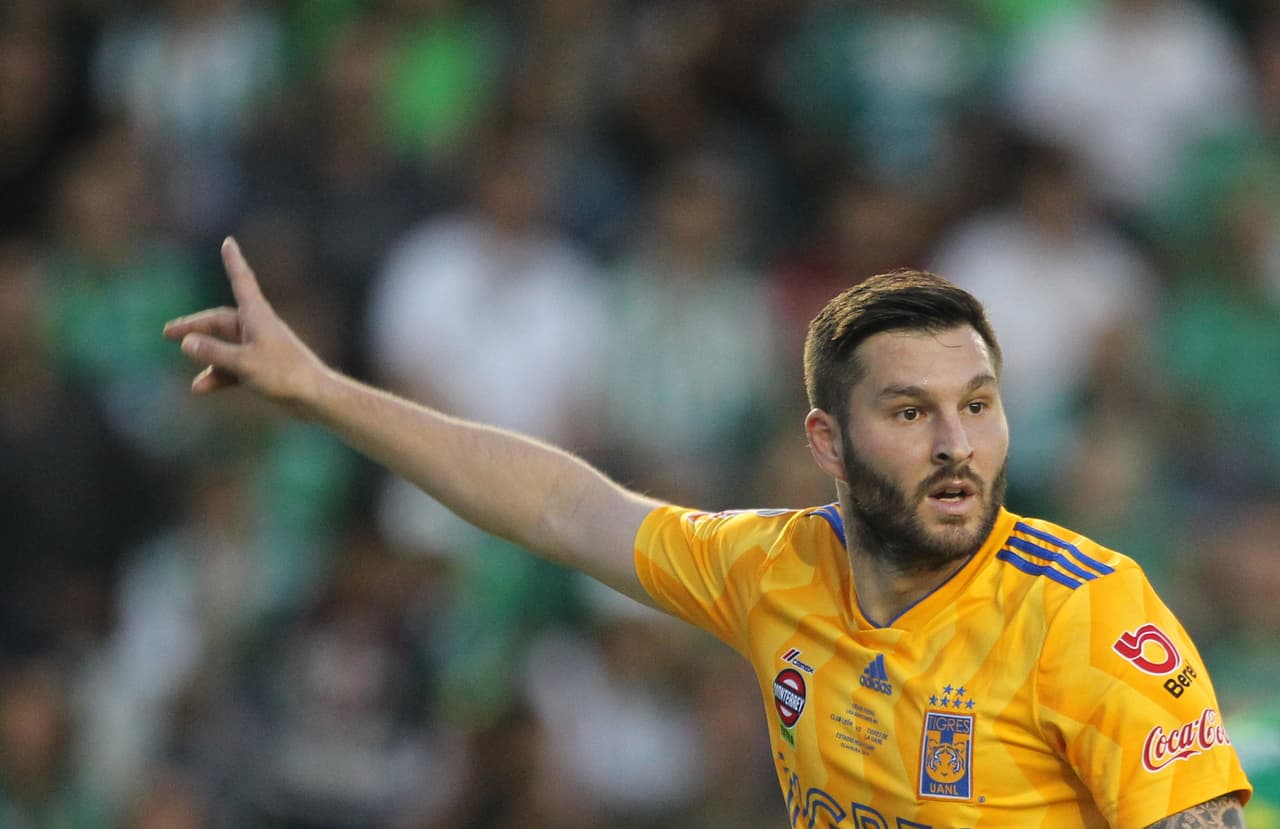 Gignac no podía ante los defensores Esmeraldas y al descanso el 0-0 se mantenía.