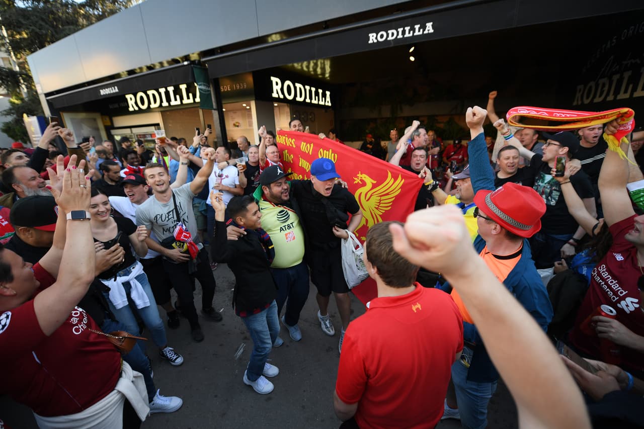 Desde muy temprano los fanáticos del Barcelona y del Liverpool se tomaron las calles del centro de la Ciudad Condal y los alredores del Camp Nou para prender el ambiente. Banderas, bufandas, rostros pintados, playeras y más hicieron parte de esta colorida previa en la Semifinal de la UEFA Champions League.