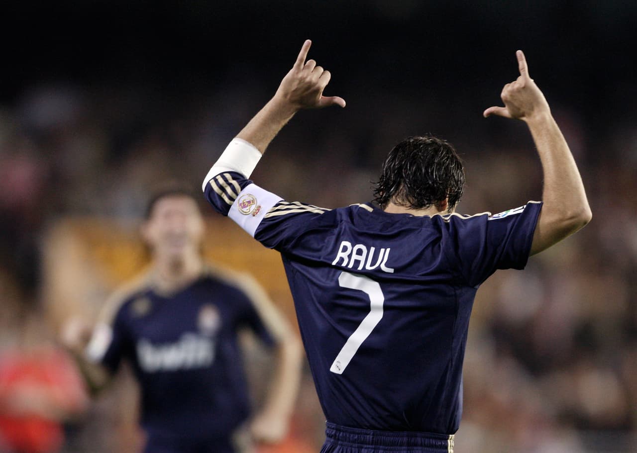 El 7 m´ás icónico en la historia del Real Madrid es Raúl González Blanco. Con 741 es el jugador que más partidos ha disputado en la historia del club sobre Iker Casillas.