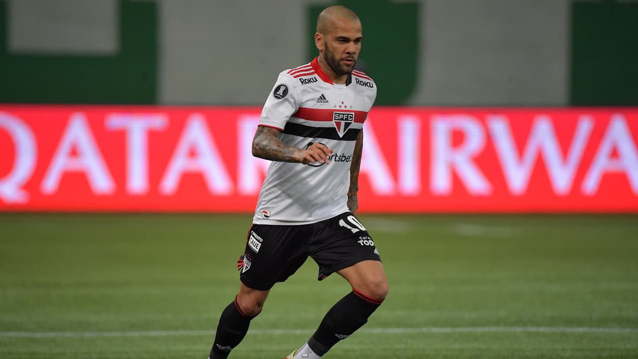 Alves se niega a jugar con Sao Paulo hasta cobrar deuda millonaria