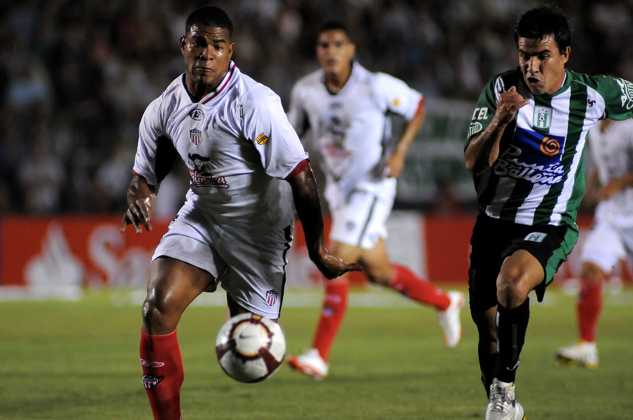 El defensa central panameño pasó en 2010 a Junior de Barranquilla, en donde se coronó campeón en el primer semestre de ese año. Sin embargo, problemas de indisciplina lo alejaron de ese equipo.
