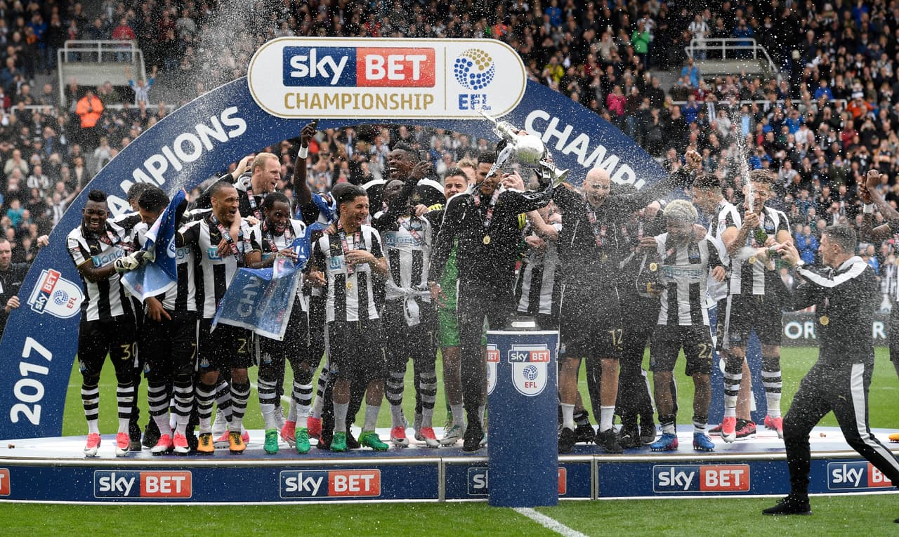 Premier League - El Newcastle, con Rafa Benítez, regresa a Primera luego de descender la temporada anterior. Además, se coroón campeón del Championship.