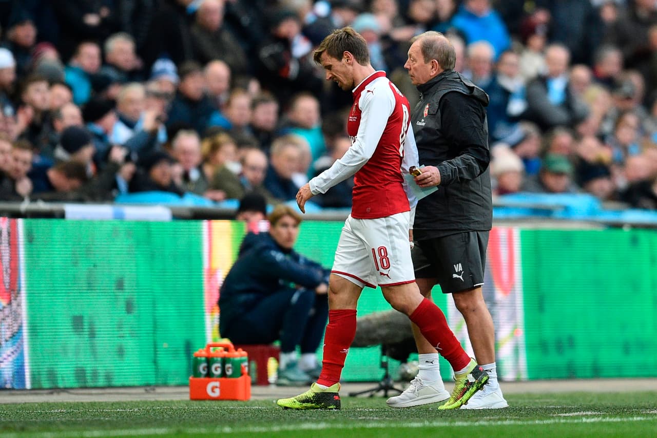 Para completar la mala fortuna del Arsenal, el español Nacho Monreal salió lesionado al minuto 26 del primer tiempo.