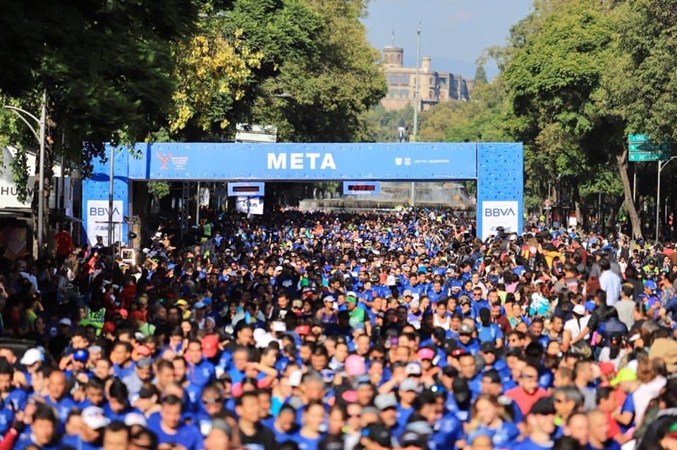 Miles de corredores participaron en el Medio Maratón de la CDMX.