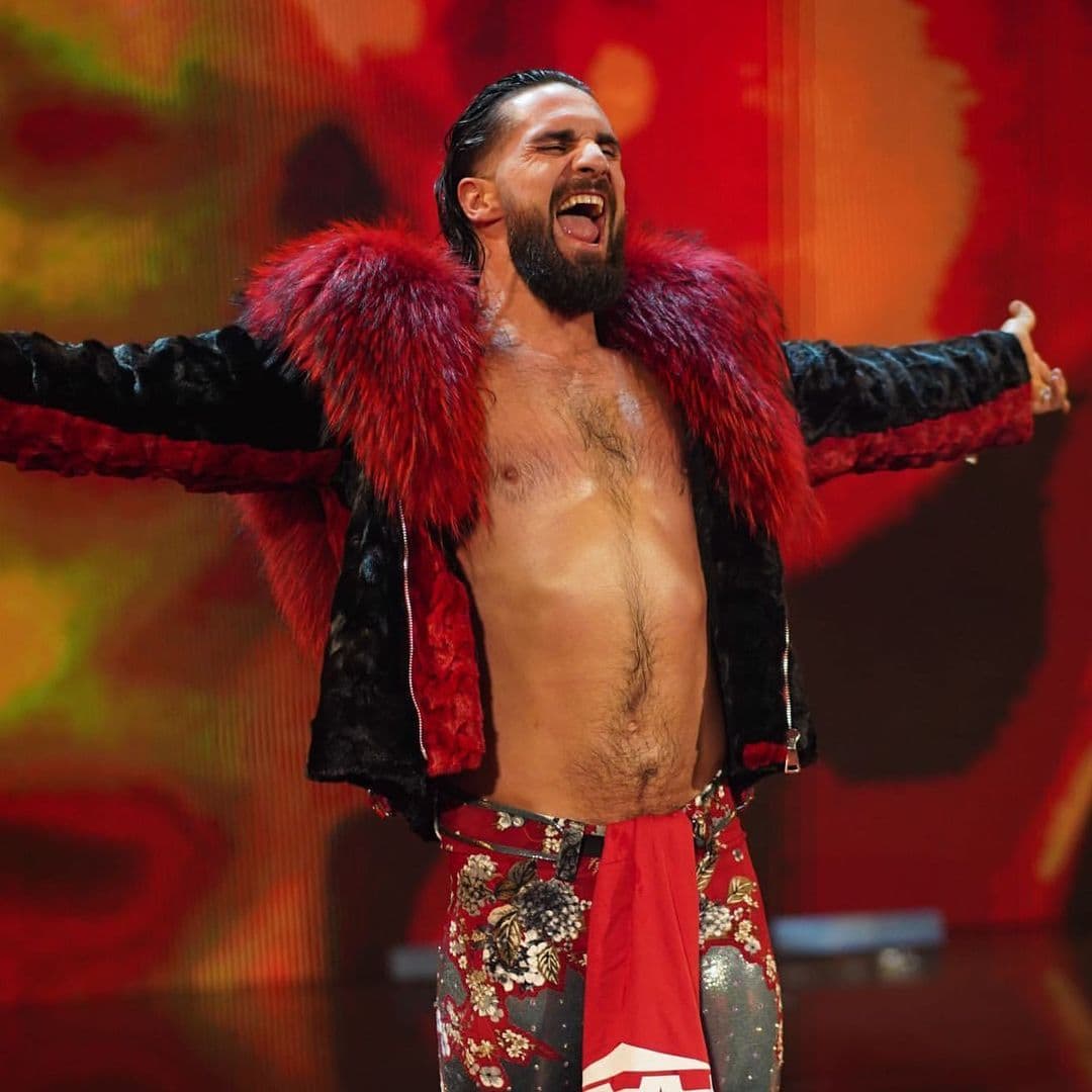 Fanático ataca a Seth Rollins en plena función de Raw en la WWE