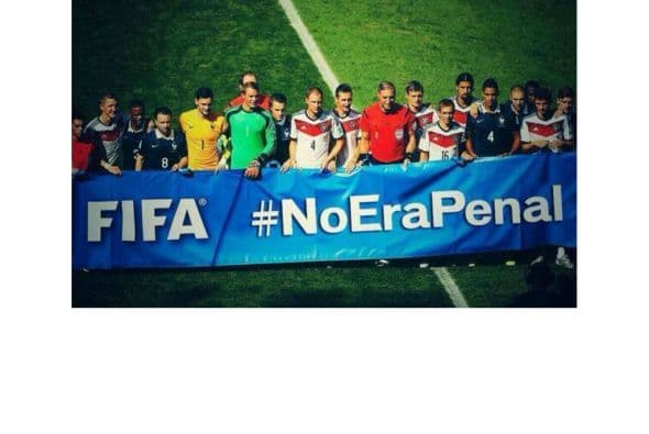 La afición de México no olvida el penal que le marcaron a Arjen Robben y así se han expresado en las redes sociales.