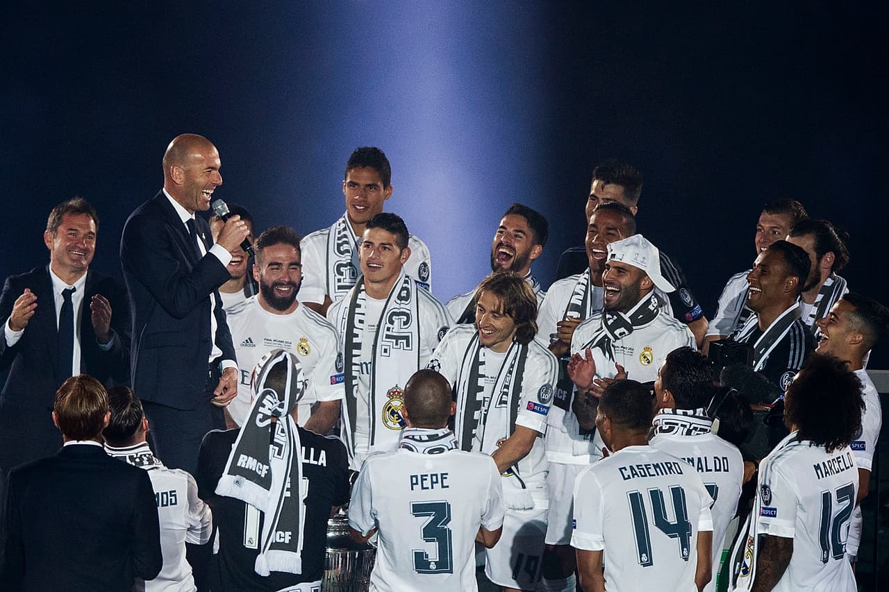 Zinedine Zidane llegó a mediados de la temporada pasada y ha logrado levantar al Real Madrid, con el que fue campeón de Chamions League y al que ahora tiene como líder en la Liga de España.