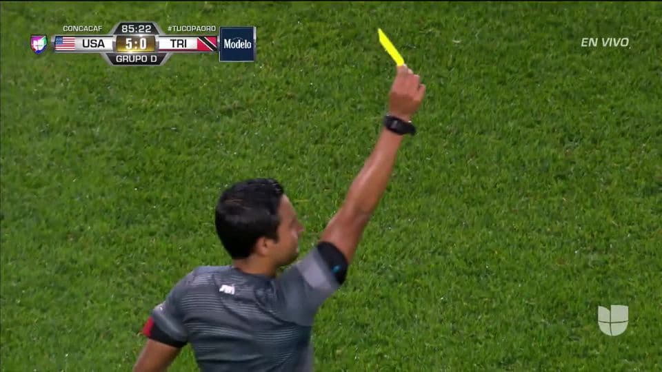 Tarjeta amarilla. El árbitro amonesta a Joevin Jones de Trinidad and Tobago