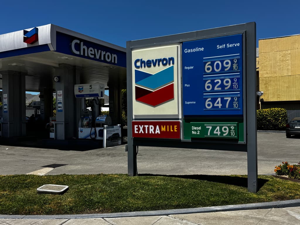California pide a sus ciudadanos que eviten las estaciones de gasolina de Chevron alegando precios altos