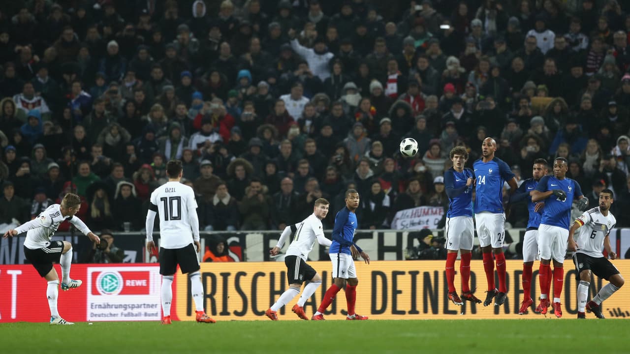 El equipo galo, inició dominando tácticamente el encuentro y se hizo del esférico la primera parte del encuentro. La afición en el Rhein Energie Stadion de Colonia disfrutó mucho el encuentro.