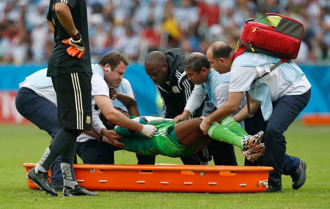 Ante la frustración de Babatunde y sus compañeros, el volante tuvo que salir de la cancha ya sin tener con él la esperanza de empatar.
