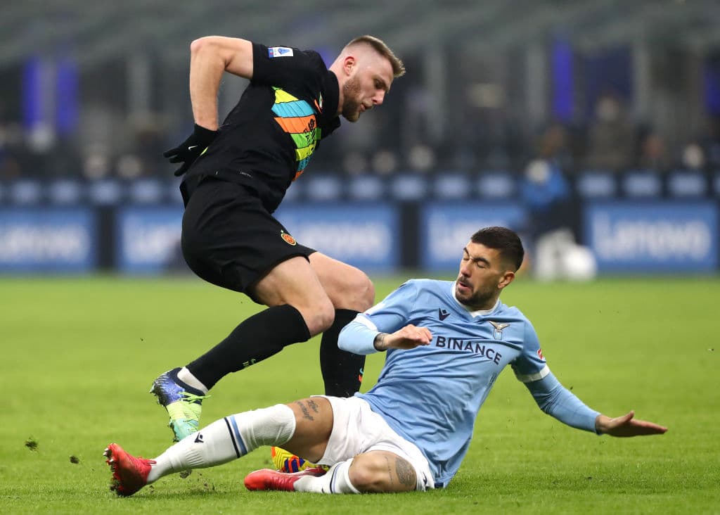 Inter se lleva la victoria sobre la Lazio con marcador 2-1 en la Serie A. Alessandro Bastoni y Milan Skriniar le dieron el triunfo a los 'nerazzurri', mientras que Ciro Immobile anotó el único gol para los celestes.