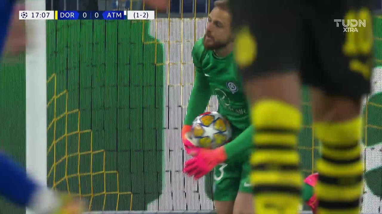 ¡TIRO ATAJADO! disparo por Karim Adeyemi.