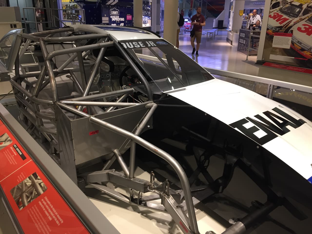 Así es como está compuesto un auto stock para las carreras de la NASCAR, con medidas de seguridad que han ido en aumento año con año echando mano de la tecnología para proteger a pilotos y aficionados.