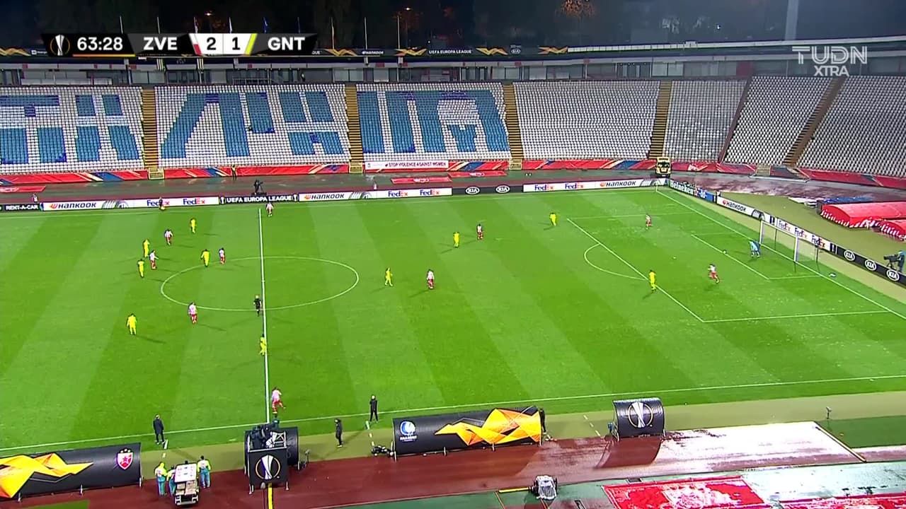 ¡CERCA! Marko Gobeljic disparó que se estrella en el poste.