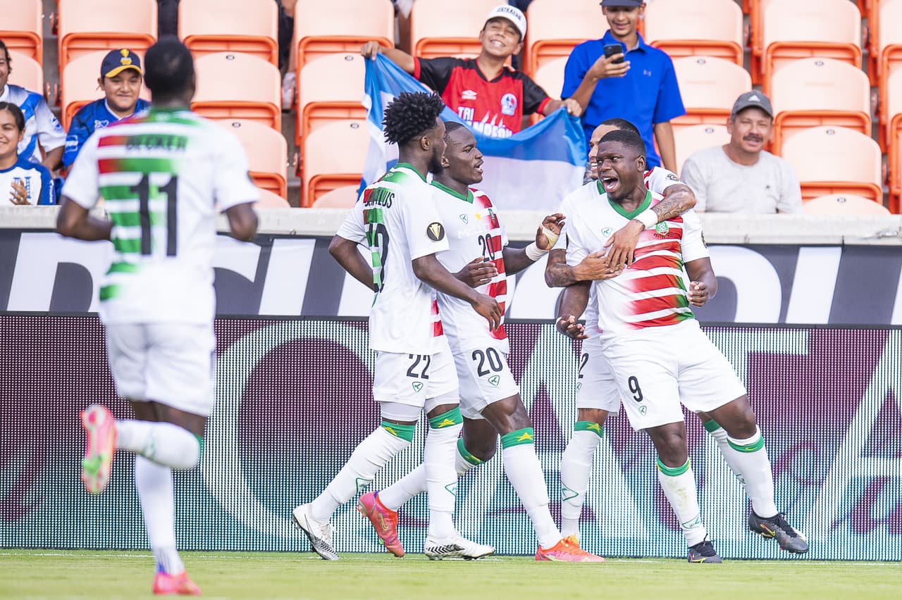 Gleofilo Vlijter y Nigel Hasselbaink se encargan de batir a Kévin Ajax para darle la victoria 2-1 sobre Guadalupe y se despiden con tres puntos en la bolsa.