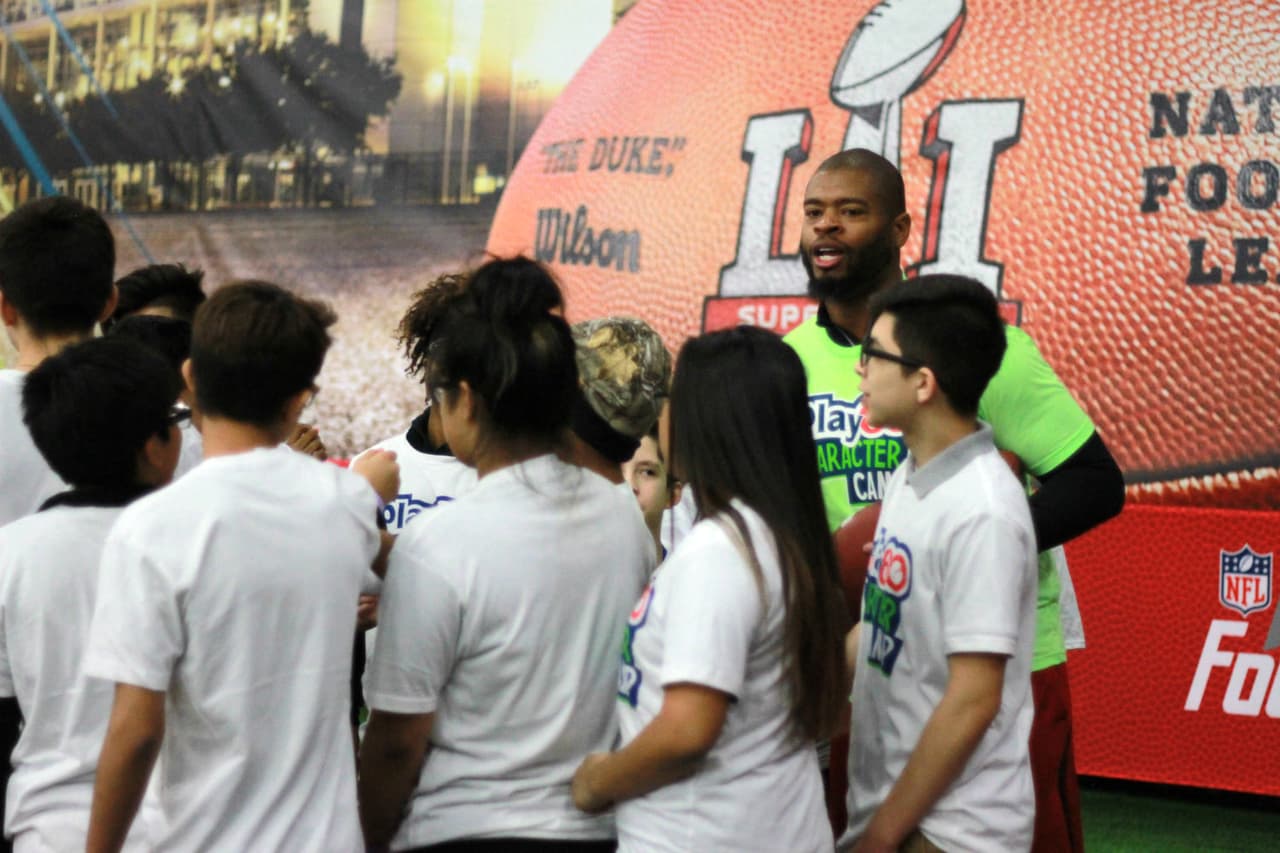 Anthony Muñoz, miembro del Salón de la Fama desde 1998, compartió su experiencia con niños y jóvenes de Houston en el lunes previo al Super Bowl LI.