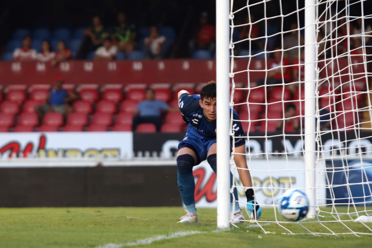 Veracruz solamente logró anotar por la vía penal a través de Bryan Carrasco pero después se colapsó.