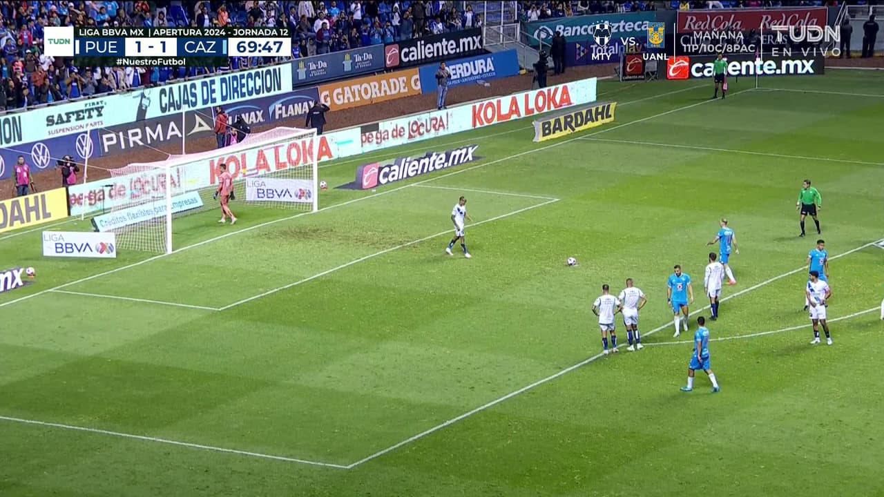 ¡GOL!  anota para Cruz Azul. Carlos Rotondi