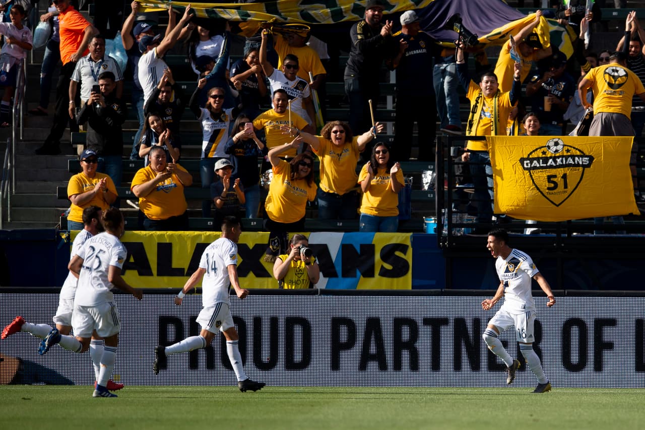 Uriel Antuna (derecha) celebró con toda su energía el primer gol en la MLS, atrás quedó la falta de oportunidades en el fútbol holandés para escribir una nueva historia con LA Galaxy.