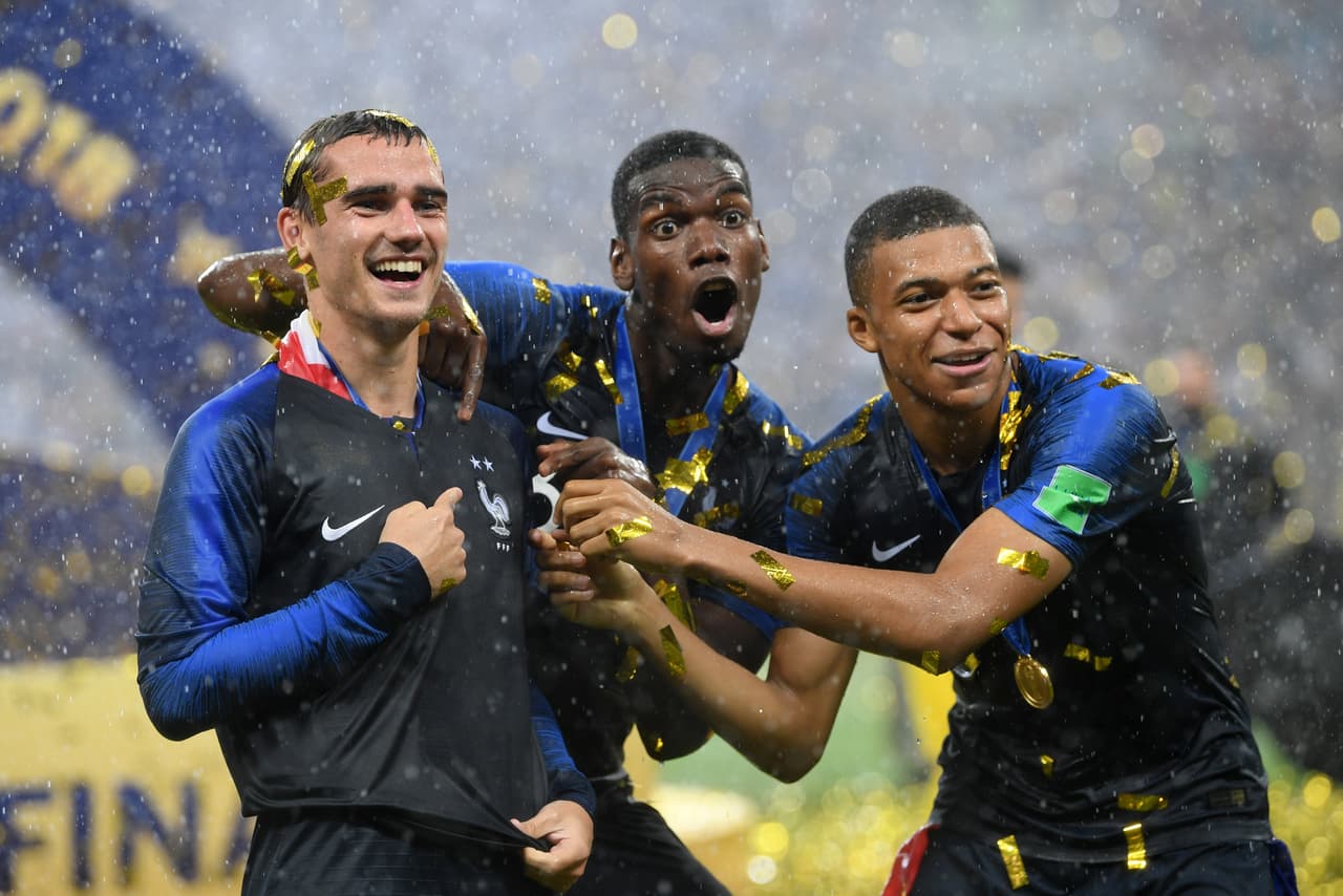 Griezmann y Mbappé celebran el título de campeón del mundo de Francia junto a Pogba.