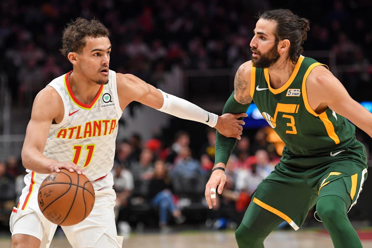 El guardia novato Trae Young (11) se despachó con 23 puntos en el triunfo de Atlanta, mientras que Donovan Mitchell anotó 34 unidades para la causa del Utah Jazz, equipo que está en cuádruple empate que lo puede mandar al cuarto o al octavo sitio de su Conferencia.