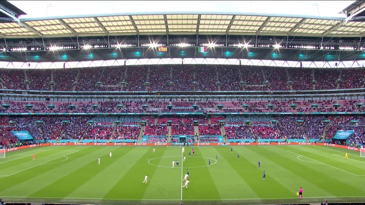 Arranca el partido y la pelota está en juego.
