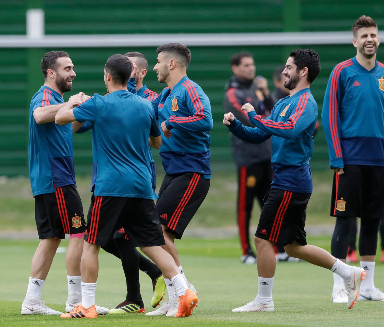 El buen ambiente privó en el seno del equipo español que jugará este lunes en el Mirny Stadium en Kaliningrado. El juego conlleva un riesgo pues su rival no tiene nada que perder, España sí.