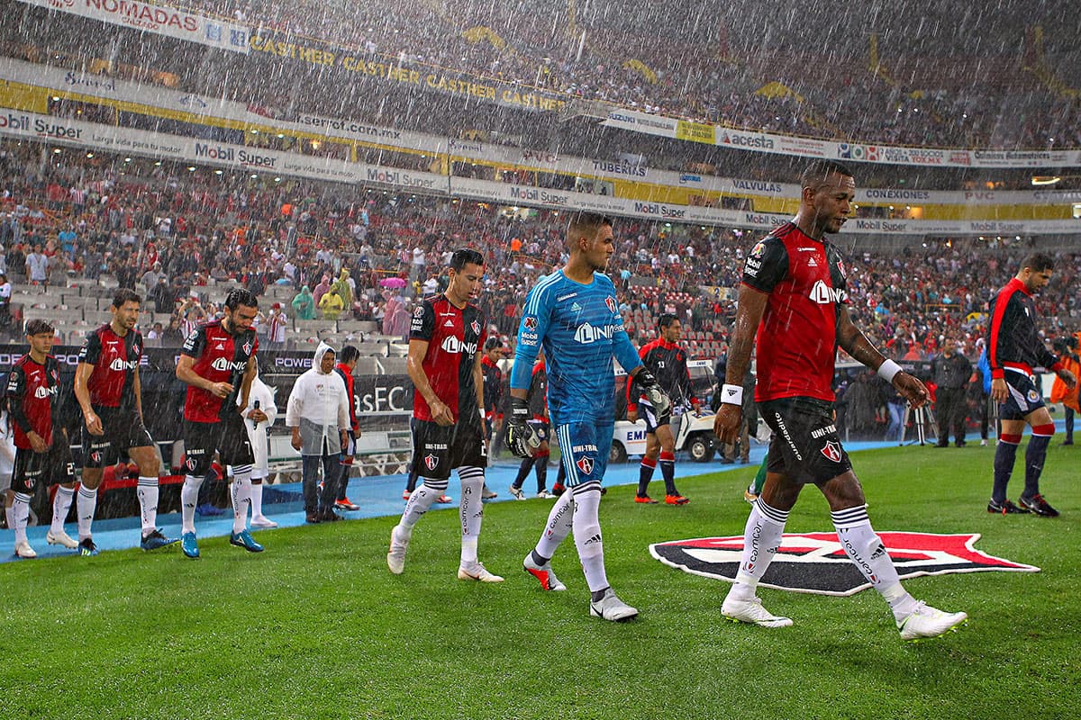 Bajo una inclemente lluvia se dio la salida de los equipos y el acto protocolario.