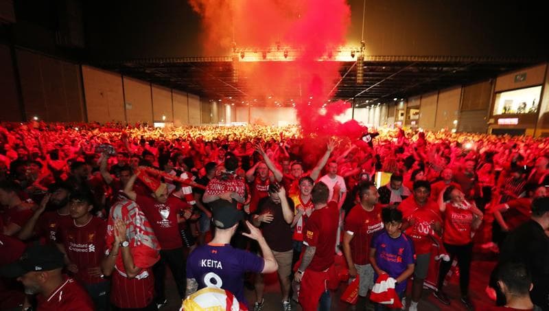 Los aficionados del Liverpool celebran en las calles de su ciudad la conquista de la UEFA Champions League sobre Tottenham Hotspur.