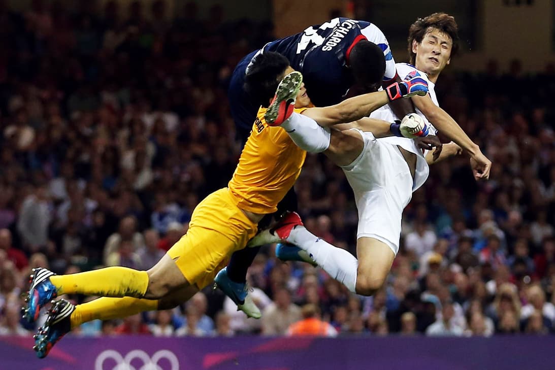 8. Gran Bretaña vs. Corea – Juegos Olímpicos: un choque múltiple con un puño salvador. El coeano Dongwon Ji logró evitar que la pelota entrara ante la llegada Micah Richards y un compañero suyo. Fue en Londres 2012.