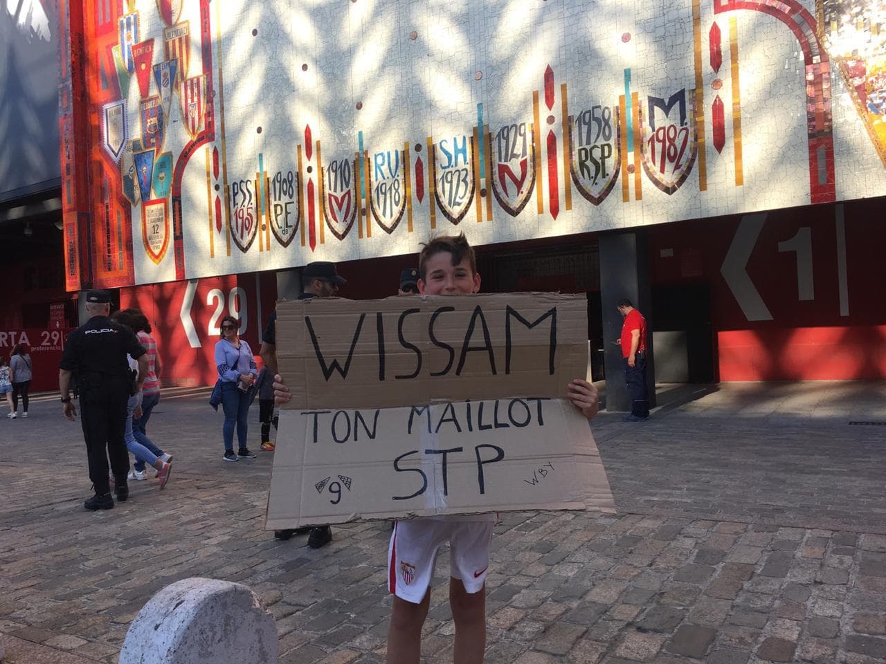 Fanáticos presentes en las afueras del Estadio Ramón Sánchez Pizjuán para el juego entre Sevilla y Leganés por la jornada 36 de LaLiga.