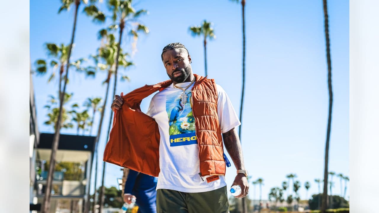 De traje, casual, formal, jeans, trajes, zapatos, tenis, gorras y con mucho glamour, los jugadores tanto de los Cincinnati Bengals y Los Angeles Rams hacen su primera aparición previa al Super Bowl LVI con estos diversos looks.