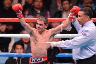 Juan Carlos Reveco retuvo título mosca con TKO sobre Yodmongkol Vor Saengthep