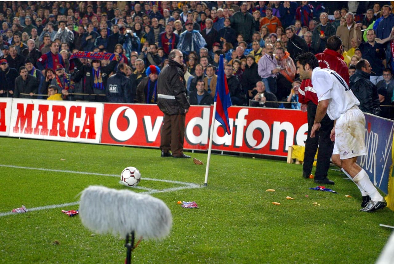 En su primera visita al Camp Nou vestido de merengue le lanzaron una cabeza de cerdo.