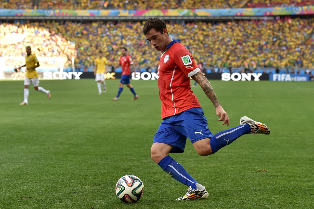 18.- Gonzalo Jara - Jara fue el eslabón que no alcanzó por cuajar en la línea de 3 que planteó Sampaoli. Como líbero echaba para atrás a su línea y eso causó que el Tri, con muy poco, ganara metroas y oportunidades. Calificación: 5