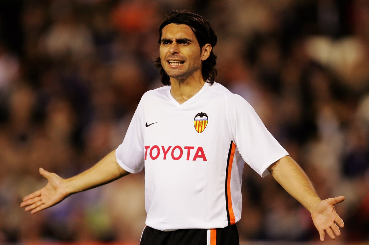 Como por inercia, el defensa Roberto Ayala también llegó en el año 2000 al Valencia y encajó para ayudar a mantener al equipo el nivel que lo llevaría a su primera final de Champions y a repetir en el año de su llegada la misma hazaña, aunque perdieran por penaltis el título contra Bayern Munich.